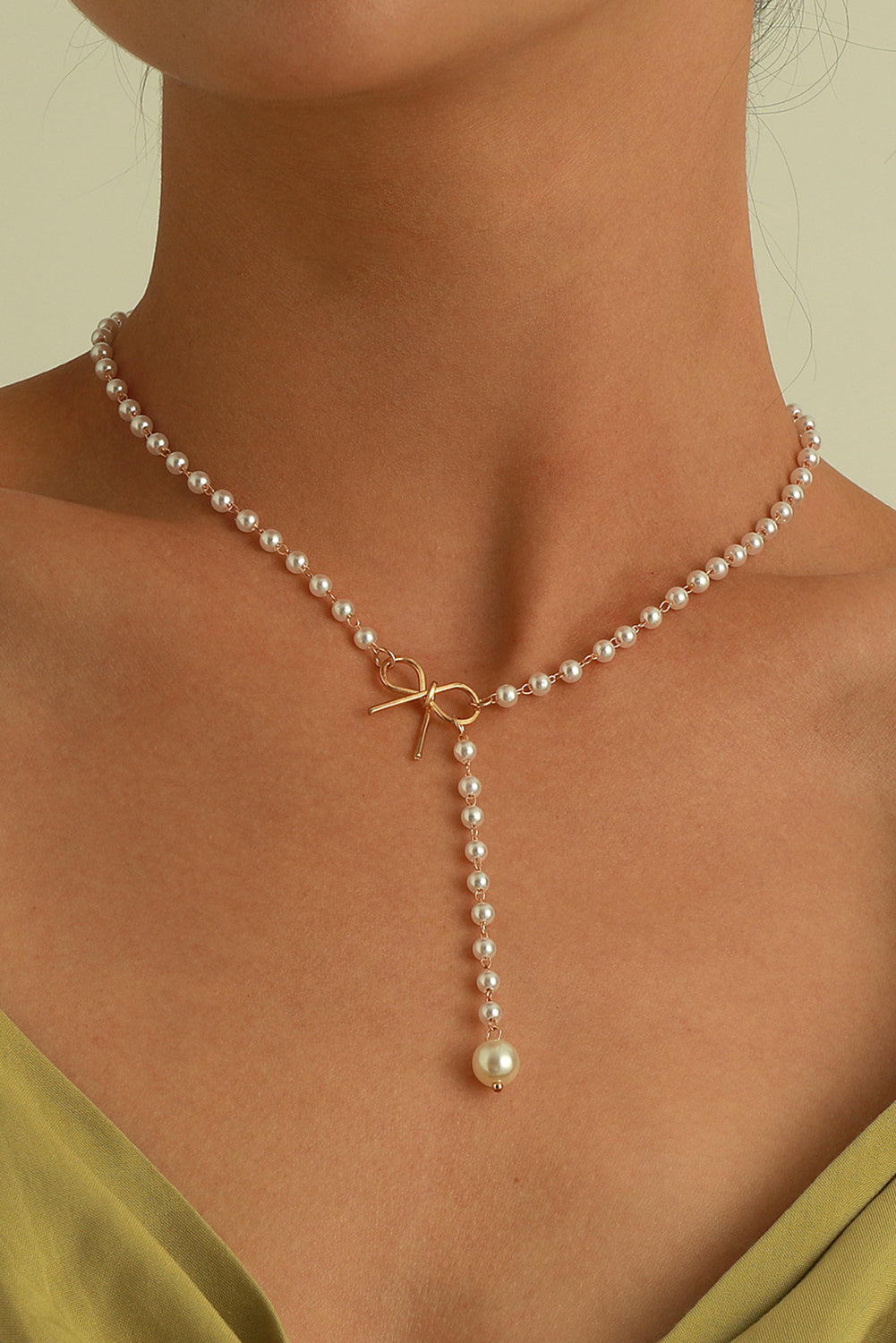Collar con cadena de perlas y lazo chapado