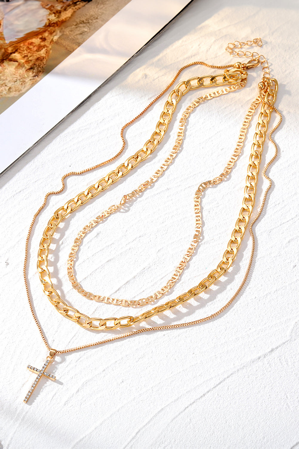 Collar con colgante de cruz chapado y cadenas superpuestas en varias capas