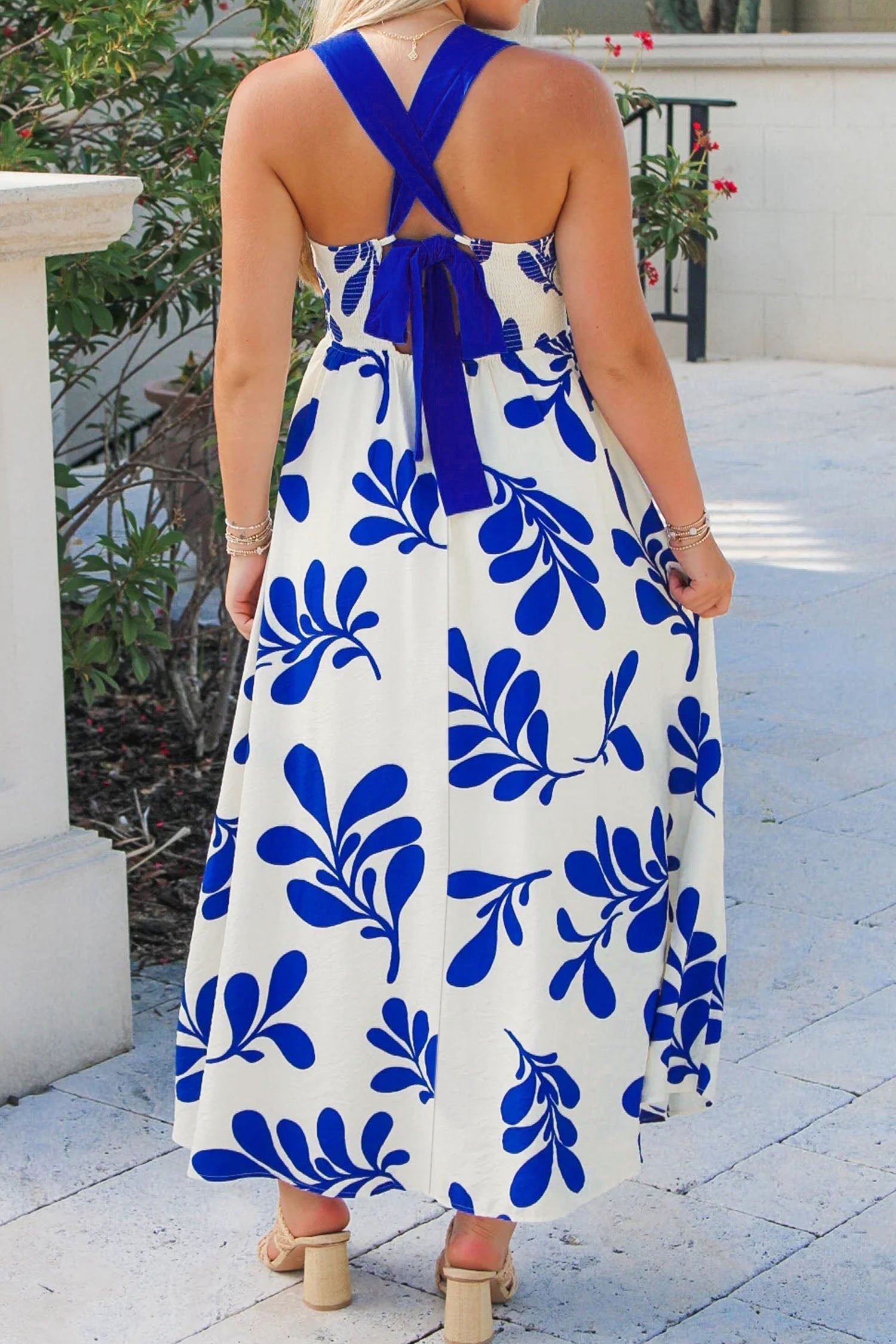 Vestido largo sin mangas con estampado floral azul y lazo cruzado en la espalda