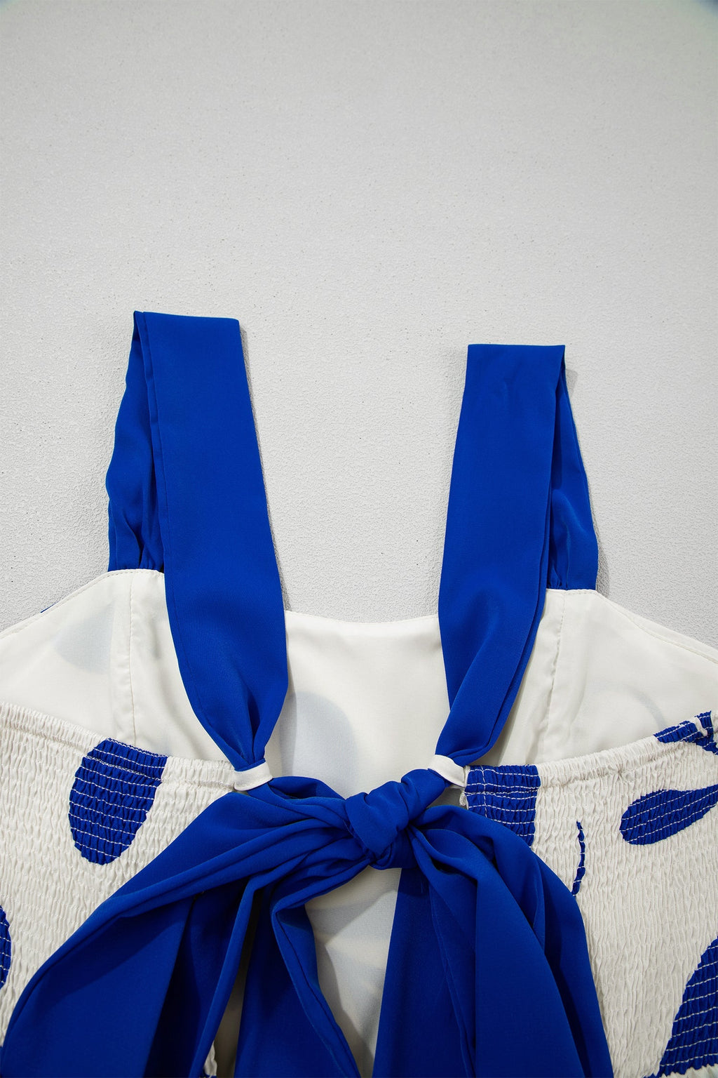 Vestido largo sin mangas con estampado floral azul y lazo cruzado en la espalda