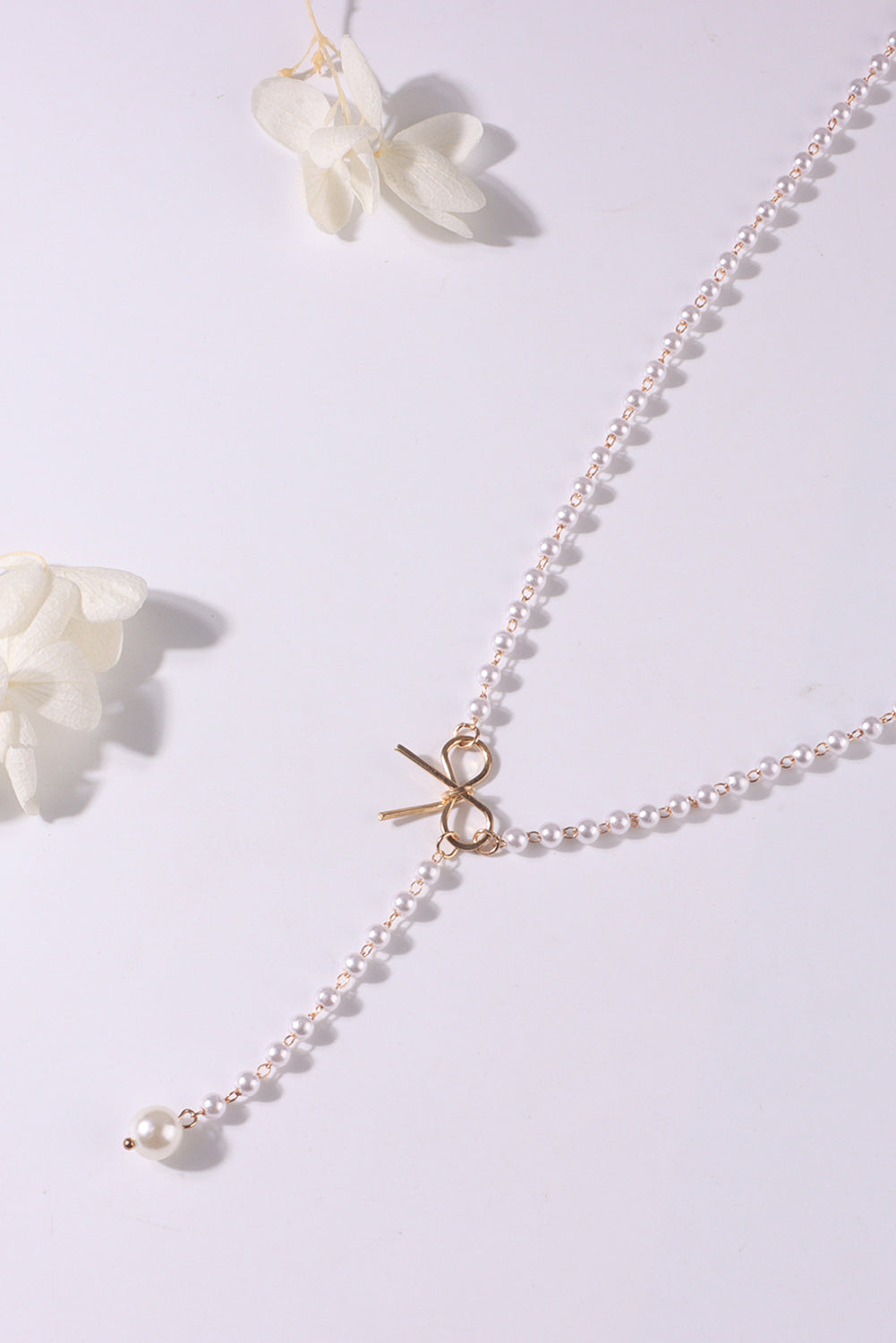 Collar con cadena de perlas y lazo chapado