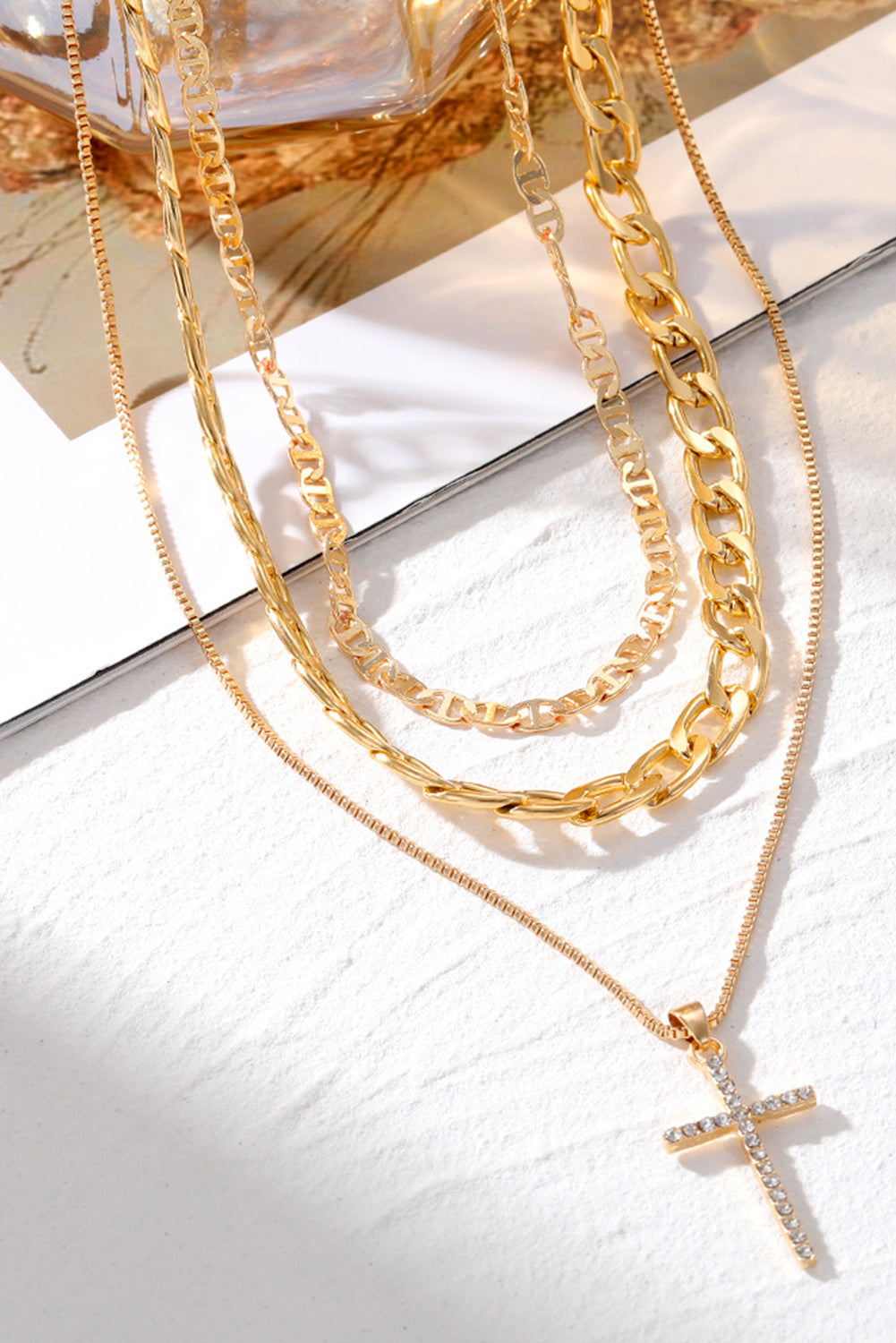 Collar con colgante de cruz chapado y cadenas superpuestas en varias capas