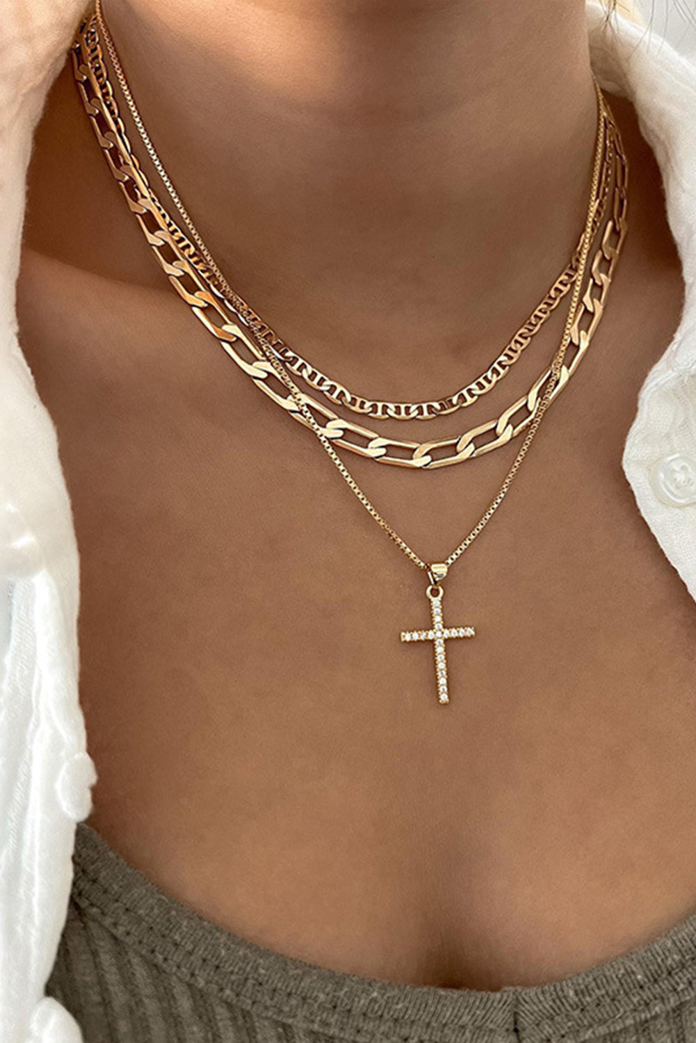 Collar con colgante de cruz chapado y cadenas superpuestas en varias capas