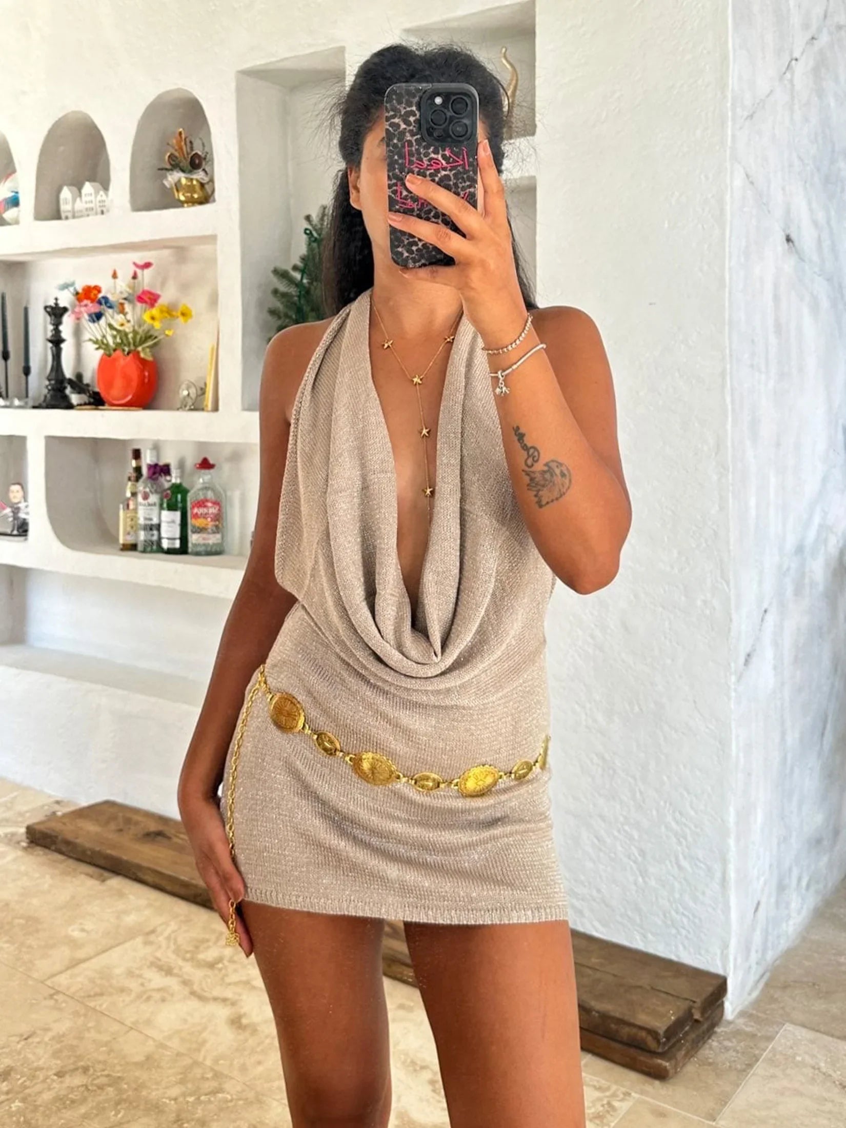 Vestido mini para mujer con escote profundo en V y espalda descubierta.