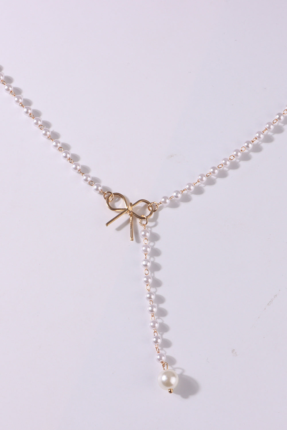 Collar con cadena de perlas y lazo chapado