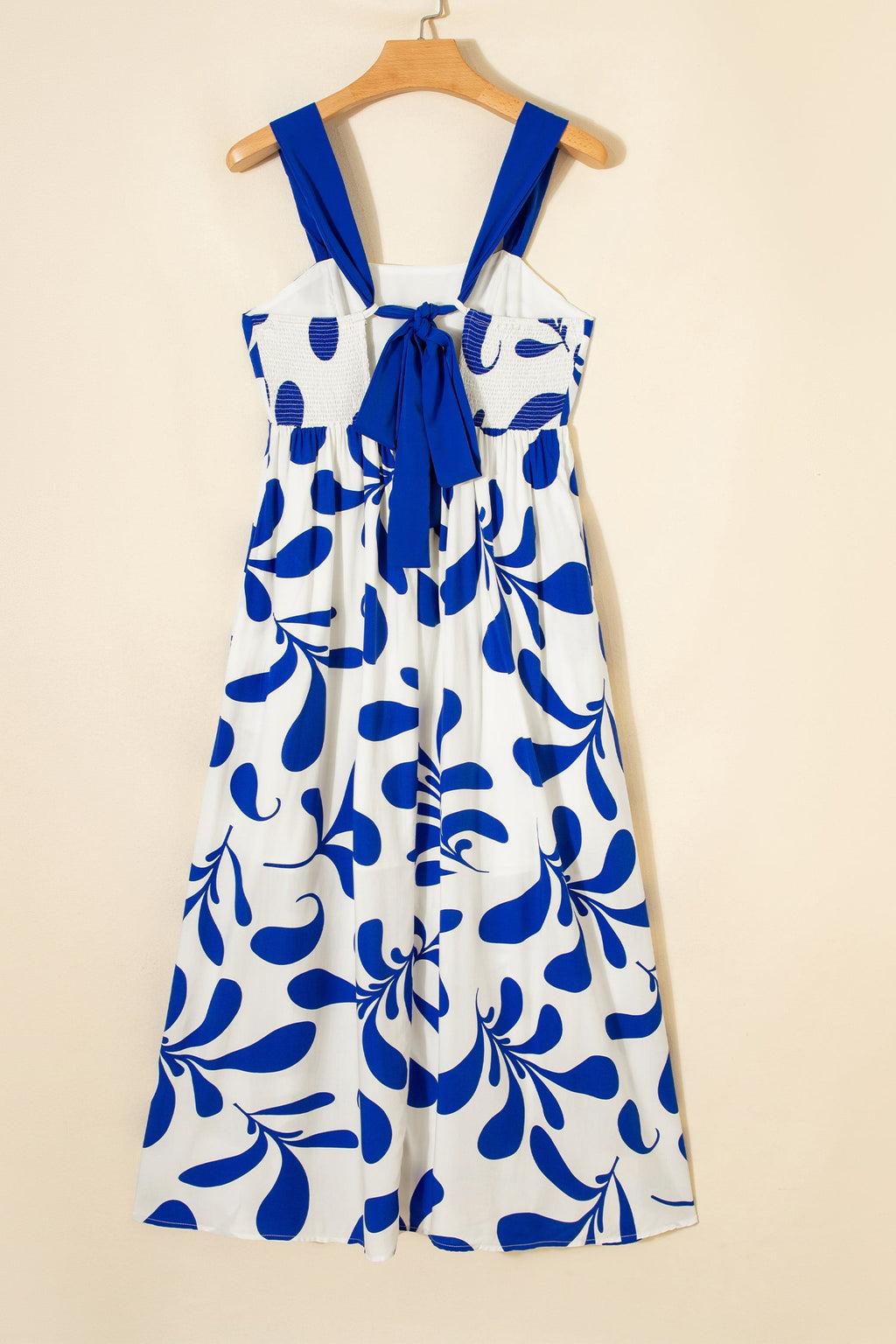 Vestido largo sin mangas con estampado floral azul y lazo cruzado en la espalda