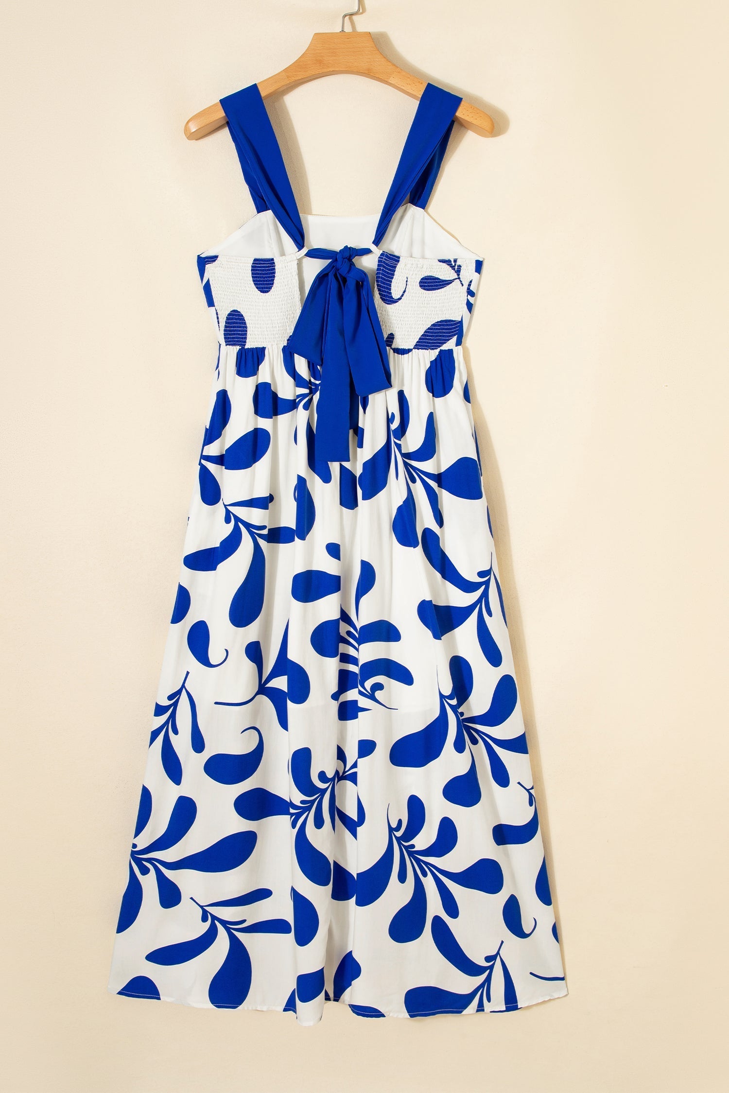 Vestido largo sin mangas con estampado floral azul y lazo cruzado en la espalda