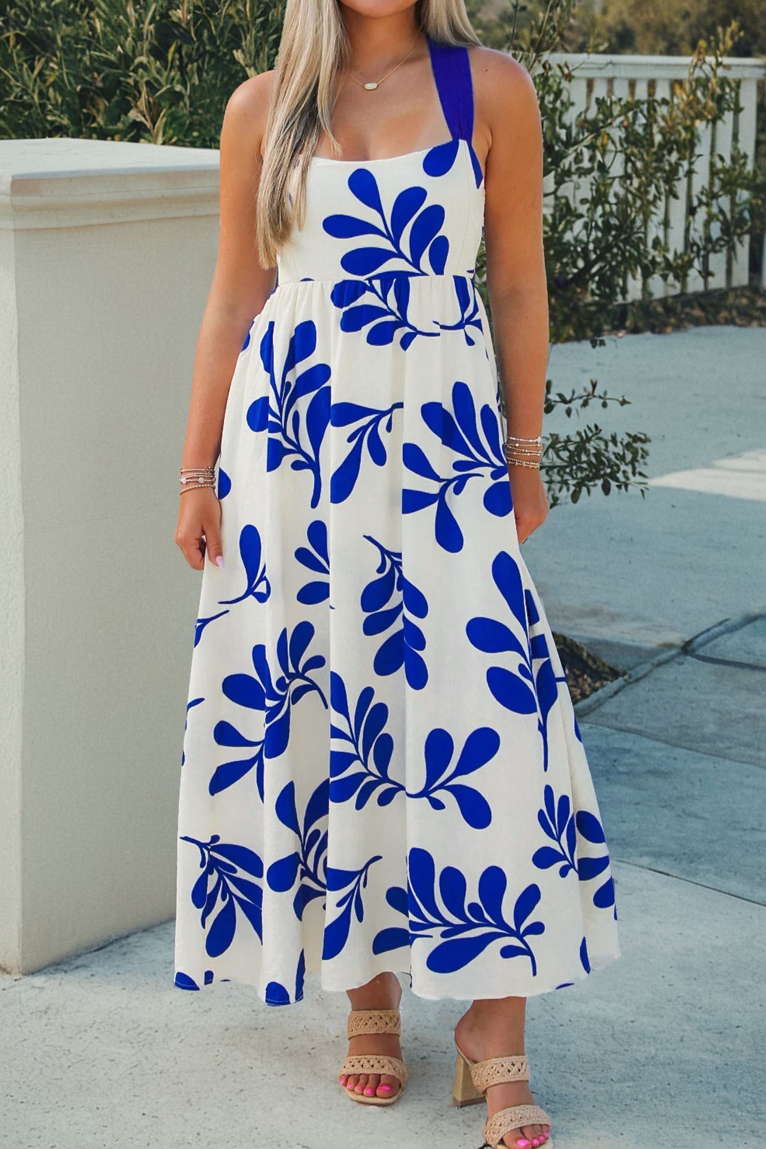 Vestido largo sin mangas con estampado floral azul y lazo cruzado en la espalda