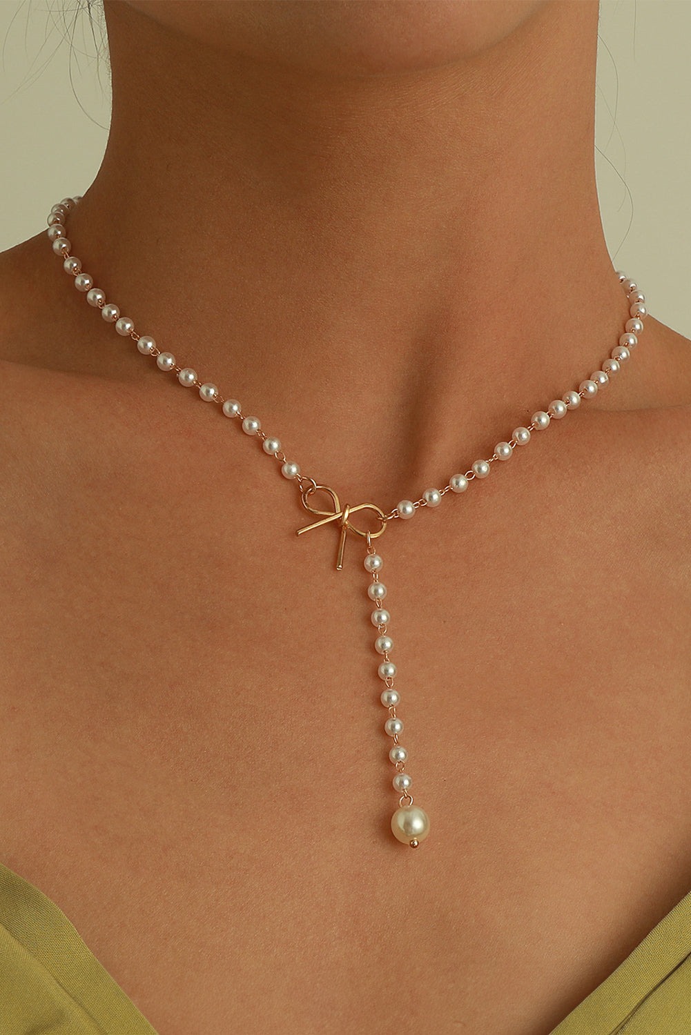 Collar con cadena de perlas y lazo chapado