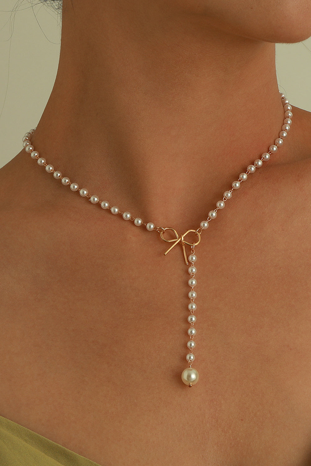 Collar con cadena de perlas y lazo chapado