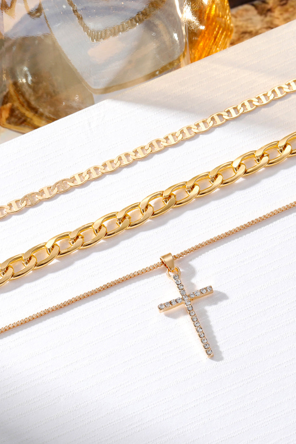Collar con colgante de cruz chapado y cadenas superpuestas en varias capas